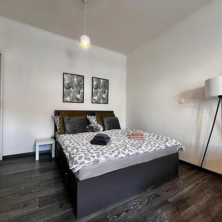 Air Conditioned 5 Min To Railway Station - Old Town 아파트